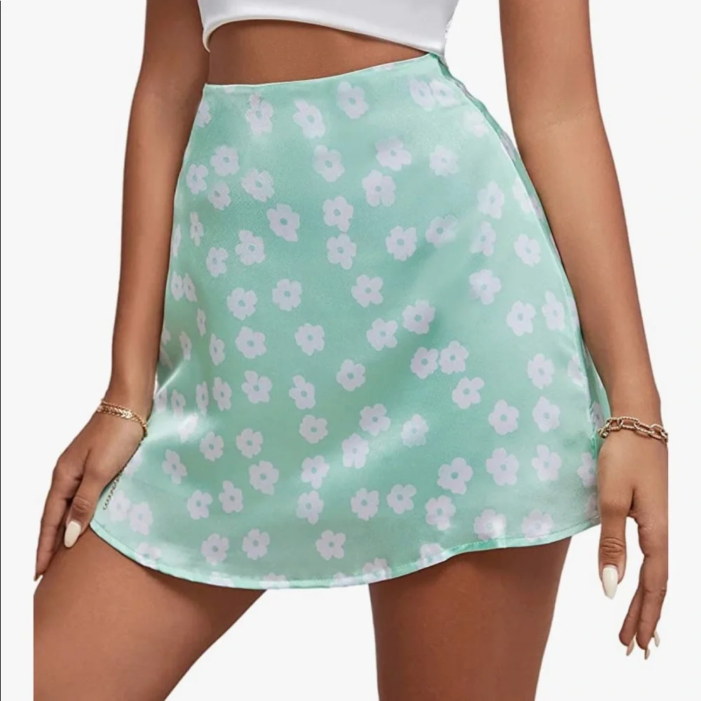 Princess Polly looks like Green mini satin skirt. - Picture 6 of 12